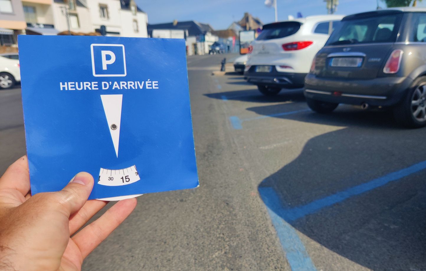 Des stationnements en zone bleue, avec leur marquage bleu spécifique, en Loire-Atlantique.