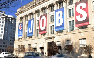Le taux de chômage aux Etats-Unis a reculé davantage que prévu en novembre et les créations d'emplois sont en hausse au-delà des prévisions des analystes, selon les chiffres publiés vendredi par le département du Travail.