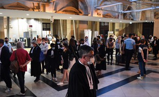 Devant la salle du procès aménagée pour l'occasion, à l'ancien Palais de justice de Paris.