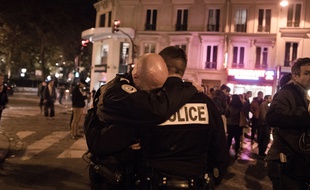 14 novembre 2015, deux policiers en larmes rue de la Fontaine au Roi.