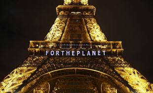 La tour Eiffel illuminée pour la COP21, le 11 décembre 2015.
