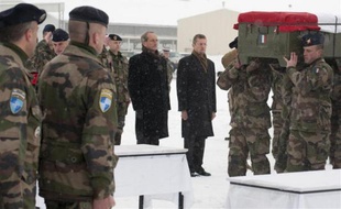 Le ministre de la Défense Gérard Longuet rend hommage aux quatre soldats français tués vendredi en Afghanistan, le 22 janvier 2012, sur la base militaire de Kaia.