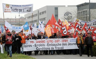 Des employés d'Airbus manifestent devant l'entrée de leur entreprise, à Toulouse le 23 avril 2010.