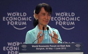 Le développement de la Birmanie passera, avant toute loi, par une profonde réforme de la justice et une réelle indépendance des tribunaux, a estimé vendredi à Bangkok la chef de l'opposition Aung San Suu Kyi, dans un discours au Forum économique mondial pour l'Asie de l'Est.