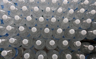 Illustration de bouteilles d'eau.