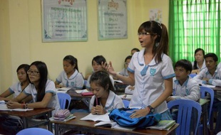 Une lycéenne cambodgienne répond à une question d'un professeur sur l'histoire des Khmers rouges dans un lycée privé de Phnom Penh, le 8 août 2014