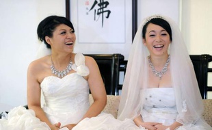 Le mariage de deux femmes célébré par un clerc bouddhiste à Taïwan témoigne d'un changement des perceptions sur l'homosexualité en Asie, où la religion dominante ne fait pas autant obstacle à l'évolution des moeurs qu'en Occident ou dans le monde musulman.