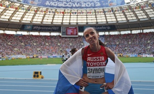 Mariya Savinova célèbre sa médaille d'or sur 800m aux Mondiaux de Moscou, le 18 août 2013.