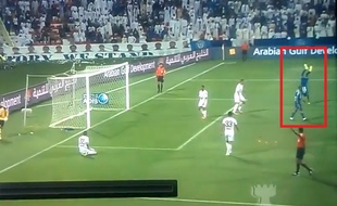 L'attaquant d'Al Nasr Ibrahima Touré a fait le poirier en plein match et a écopé d'un carton jaune pour ce geste.