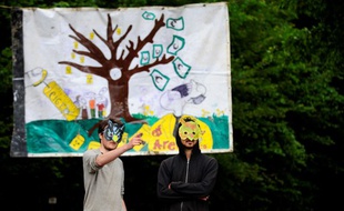 Deux opposants au projet Cigeo d'enfouissement de déchets radioactifs occupant le bois de Mandres-en-Barrois (Meuse), le 21 juin 2016.