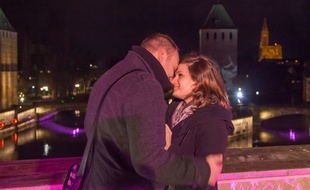 Marc-Philippe fait sa demande en mariage à Caroline sur le Barrage Vauban, à Strasbourg, le 8 février 2014.