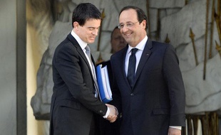 Manuel Valls et François Hollande sur le perron de l'Elysée le 2 avril 2014.