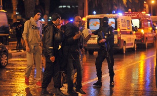 Des policiers bloquent le quartier où a eu lieu un attentat dans un bus, à Tunis, le 24 novembre 2015.