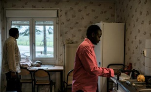 L'Erythréen Abdallah Al-Tayeb (g) et le Soundanais Ibrahim Moussa, le 12 février 2016 au centre Adoma de Pouilly-en-Auxois en Côte-d'Or