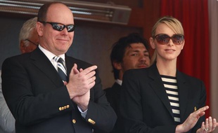 Albert de Monaco et Charlène de Wittsock, qui se marient en juillet prochain, apprécient le tournoi de tennis de Monte Carlo qui oppose Rafael Nadal à David Ferrer, le 17 avril 2011.