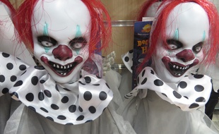 Lyon, le 28 octobre 2014
A quelques jours d'Halloween, les magasins de déguisements n'échappent pas au buzz des clowns agressifs. Les masques de clown se sont arrachés en trois jours.