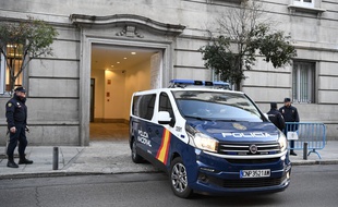 Un véhicule de police quitte le tribunal de Madrid, en Espagne, le 12 février 2019.