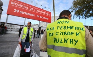 Les salariés de l'usine Peugeot d'Aulnay manifestant devant le Salon de l'Auto à Paris le 29 septembre 2012.