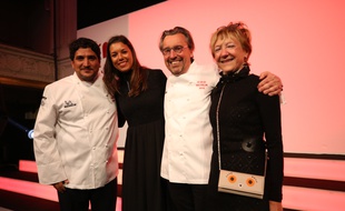 Les nouveaux Trois-Etoiles Mauro Colagreco (à g.) et Laurent Petit, avec leurs épouses respectives