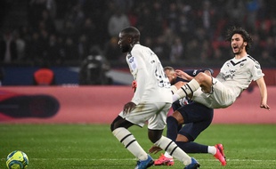 Yacine Adli victime d'une grosse balayette de Neymar lors de PSG-Bordeaux, le 23 février 2020.