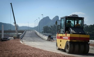 Des ouvriers travaillent sur la voie rapide transolympique, à Rio le 8 avril 2016