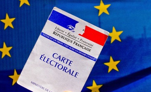 Carte électorale française devant le drapeau européen.