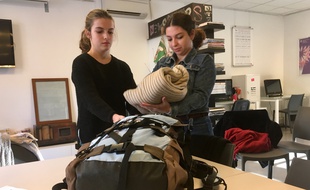 Lysa et Lilou, deux lycéennes, composant un sac à dos pour l'opération Sakado.