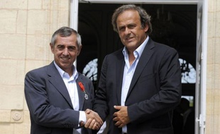 Alain Giresse, ancien milieu international de Bordeaux et Marseille, a été décoré de la Légion d'Honneur par le président de l'UEFA Michel Platini, son ancien coéquipier chez les Bleus, lundi au château du Haillan, en présence d'anciens partenaires et amis du +lutin+ bordelais.