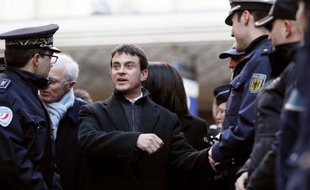 Files d'attente nocturnes, longues heures perdues: Manuel Valls s'attaque aux conditions d'accueil des étrangers en préfecture, un chantier qui s'annonce difficile dans un contexte de contraintes financières.