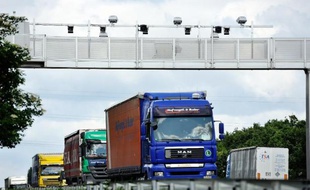 Des camions passent sous un portique écotax près d'Armentières, en juin 2013