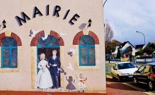 Des mariés sur une fresque, sur la façade de la mairie de Chaufour-Notre-Dame (illustration).