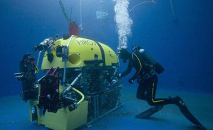Ariane, le nouveau sous-marin sans pilote de l'Ifremer, durant les derniers tests techniques à la Seyne-sur-Mer (Var), le 10 mars 2015