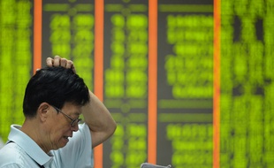 Les investisseurs chinois sont inquiets, comme ici à Hanghzou, dans l'est du pays, le 24 août.