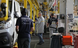 Des employés au travail, le 30 septembre 2014, sur une chaîne de montage de l'usine Renault de Sandouville, dans le nord de la France