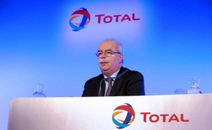 Soupçonné de corruption au moment de la conclusion de contrats en Iran, le groupe pétrolier français Total a conclu une transaction d'un montant de près de 400 millions de dollars pour mettre fin aux poursuites aux Etats-Unis, mais il est menacé d'un procès en France.