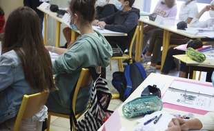 Illustration de collégiens dans leur classe.