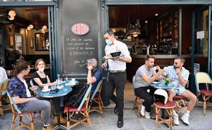 Des clients en terrasse à Paris, en juin 2020.
