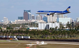 Illustration d'un avion atterrissant à l'aéroport international de Fort Lauderdale (Etats-Unis).