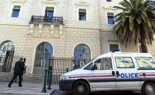 Une voiture de police devant le tribunal d'Ajaccio en Corse, le 12 mai 2014