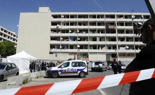 Des policiers sur le lieu d'un règlement de comptes le 24 avril 2014 à Marseille