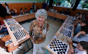 Brigitta Sinka, une alerte retraitée hongroise de 87 ans, le 29 mai 2015 dispute une partie en simultané dans une école de Budapest