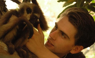 Chanee et un bébé gibbon.