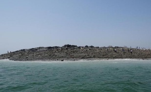 Le puissant séisme au Pakistan a donné naissance à une créature pour le moins étrange: une "île" sortie subitement à la surface de la mer d'Arabie, à des centaines de kilomètres de l'épicentre, qui étonne badauds et scientifiques.