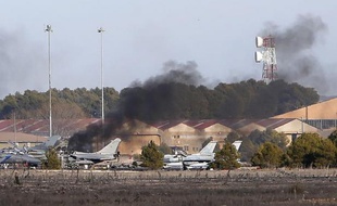 De la fumée s'échappe de la base militaire de Los Llanos près d'Albacete (Espagne) le 26 janvier 2015 où s'est écrasé un F-16
