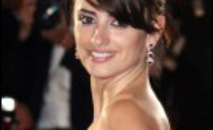 "Volver" marque le retour en Europe de Penélope Cruz, qui incarne une femme de tête confrontée aux démons du passé.