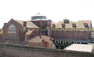 La prison Jacques-Cartier, vide depuis le départ des détenus en 2010, est située en coeur de ville à Rennes.