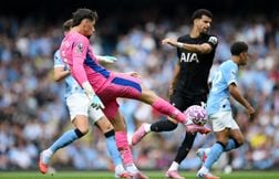 L’horrible boulette du jeune gardien de City offre la victoire à Tottenham