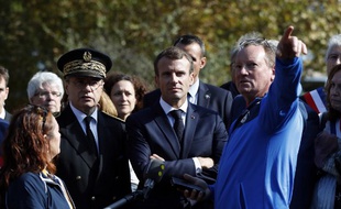 Illustration: Le préfet de l'Aude Alain Thirion (G), ici avec le président Emmanuel Macron et des habitants des zones sinistrées par les inondations à Villalier, le 22 octobre 2018.