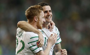 Robbie Brady (à droite) célèbre son but salvateur face à l'Italie
