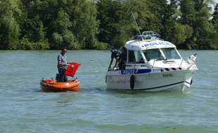Une navette fluviale de la police sur les berges du Rhne Lyon, le 27 juin 2011. CYRIL VILLEMAIN/20 MINUTES